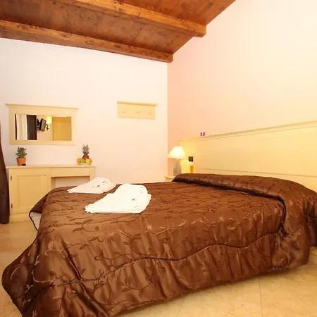 Kefa Holiday - Di Ruggero Cefalù